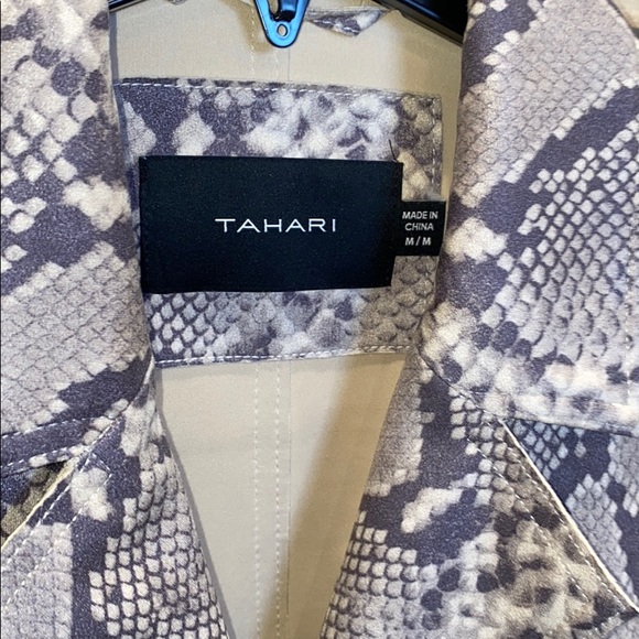 Super soft Tahari “snakeskin” trench coat - Picture 2 of 4